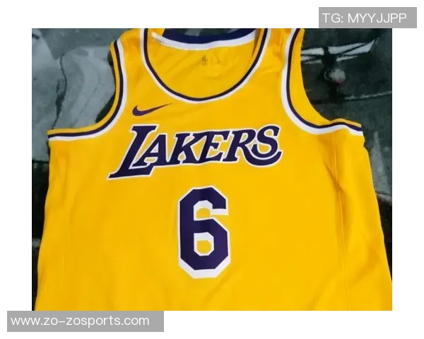 詹姆斯身穿布莱斯大学6号球衣到场观赛令老父亲倍感骄傲与自豪